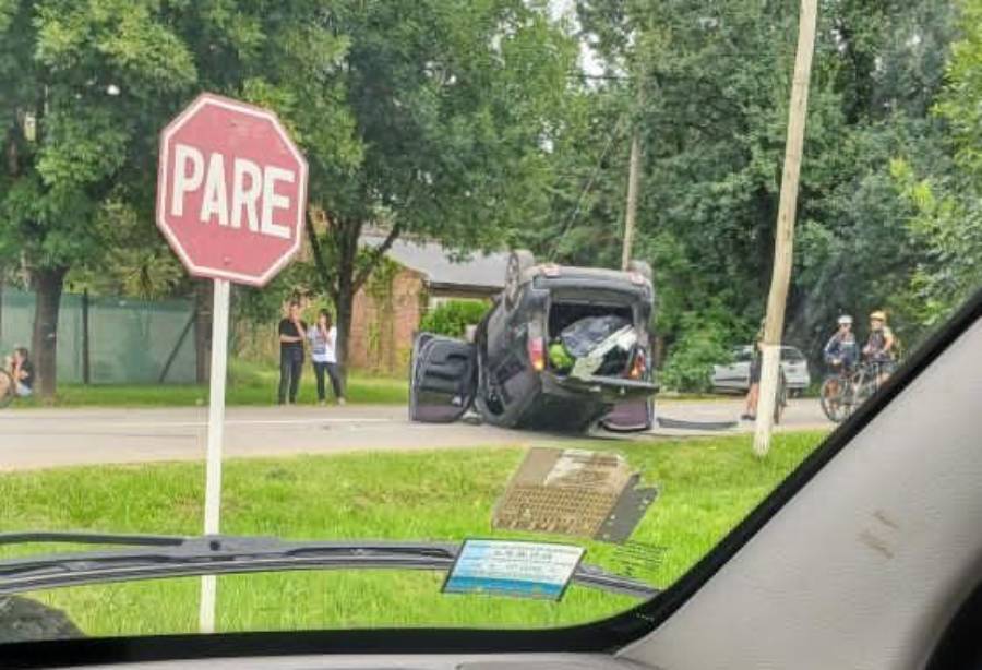 Un choque y vuelco en San José reactivó la polémica por la velocidad en calles de Funes